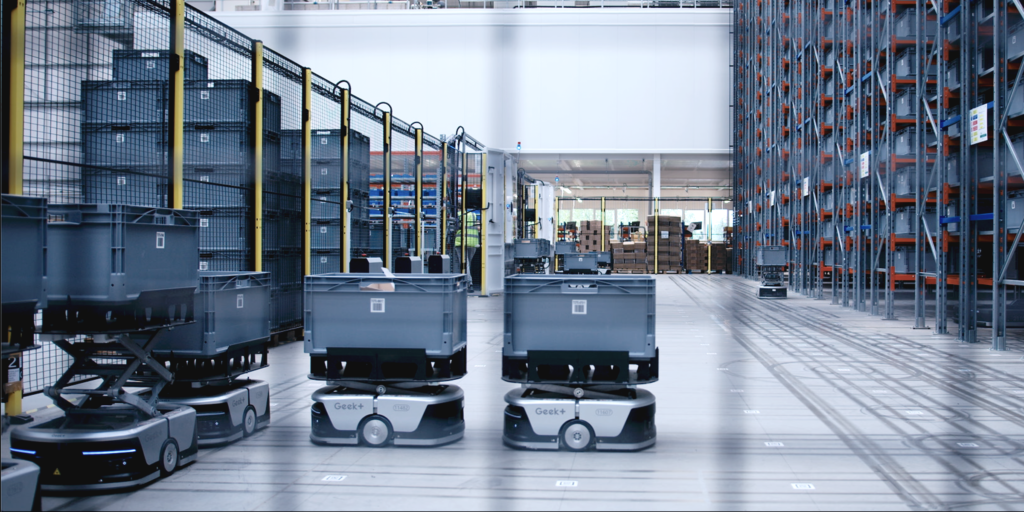 Autonomous 3PL robots working in an e-commerce fulfilment centre